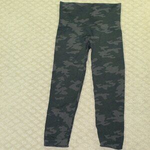 Spanx Women’s Small Black Short Camo Compression Activewear Pants